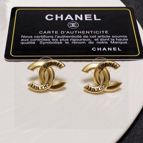 Chanel подержанные серьги с двойным C. Модели Chanel не нуждаются