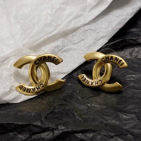 Chanel подержанные серьги с двойным C. Модели Chanel не нуждаются