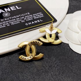 Chanel подержанные серьги с двойным C. Модели Chanel не нуждаются
