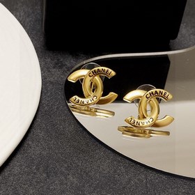 Chanel подержанные серьги с двойным C. Модели Chanel не нуждаются
