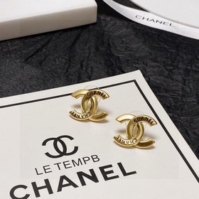 Chanel подержанные серьги с двойным C. Модели Chanel не нуждаются