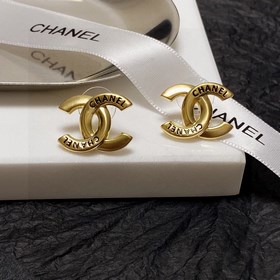 Chanel подержанные серьги с двойным C. Модели Chanel не нуждаются