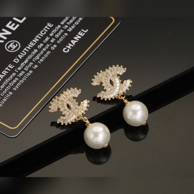 Классические серьги Chanel с двойным C из стразов и жемчугом Сва