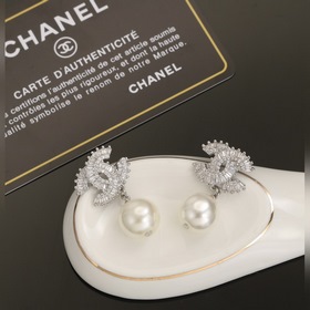Классические серьги Chanel с двойным C из стразов и жемчугом Сва