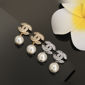 Классические серьги Chanel с двойным C из стразов и жемчугом Сва