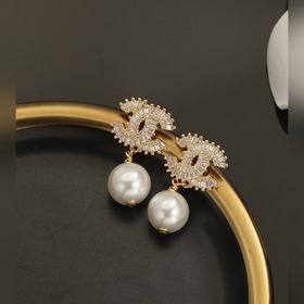 Классические серьги Chanel с двойным C из стразов и жемчугом Сва