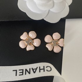 1880140  Chanel розовые серьги-гвоздики с буквой и чайной розой,