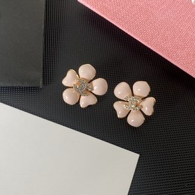 1880140  Chanel розовые серьги-гвоздики с буквой и чайной розой,
