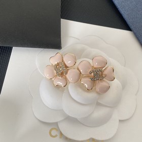 1880140  Chanel розовые серьги-гвоздики с буквой и чайной розой,
