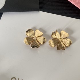 1880140  Chanel розовые серьги-гвоздики с буквой и чайной розой,