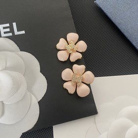 1880140  Chanel розовые серьги-гвоздики с буквой и чайной розой,