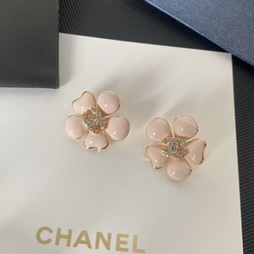 1880140  Chanel розовые серьги-гвоздики с буквой и чайной розой,
