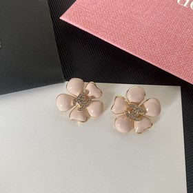 1880140  Chanel розовые серьги-гвоздики с буквой и чайной розой,