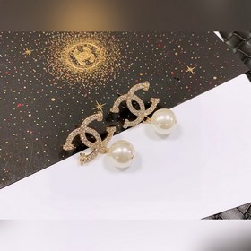 Chanel подержанные серьги с буквами. Модели Chanel не нуждаются в