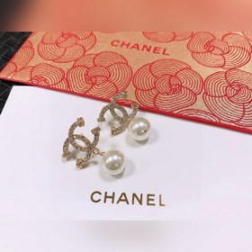 Chanel подержанные серьги с буквами. Модели Chanel не нуждаются в