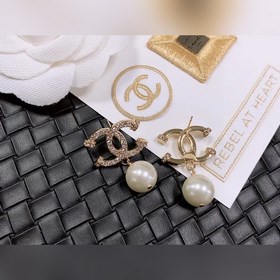 Chanel подержанные серьги с буквами. Модели Chanel не нуждаются в
