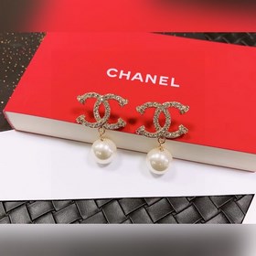 Chanel подержанные серьги с буквами. Модели Chanel не нуждаются в