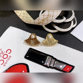 Chanel подержанные серьги с двойной буквой C. Модели Chanel не ну