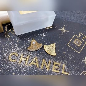Chanel подержанные серьги с двойной буквой C. Модели Chanel не ну