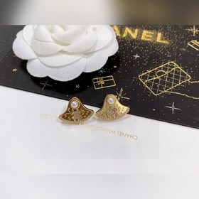 Chanel подержанные серьги с двойной буквой C. Модели Chanel не ну