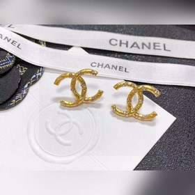 Chanel подержанные серьги-гвоздики с буквами. Модели Chanel не ну
