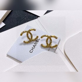 Chanel подержанные серьги-гвоздики с буквами. Модели Chanel не ну
