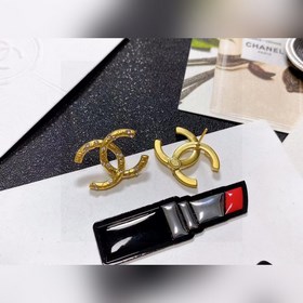 Chanel подержанные серьги-гвоздики с буквами. Модели Chanel не ну