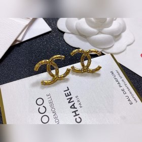 Chanel подержанные серьги-гвоздики с буквами. Модели Chanel не ну