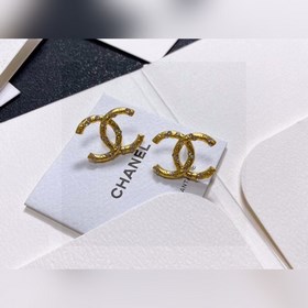 Chanel подержанные серьги-гвоздики с буквами. Модели Chanel не ну