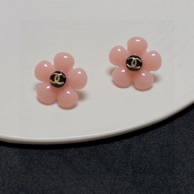 Летняя коллекция 2023 【Chanel】 Классические серьги-гвоздики с ро
