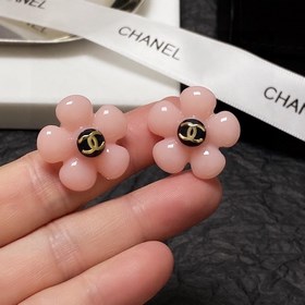 Летняя коллекция 2023 【Chanel】 Классические серьги-гвоздики с ро