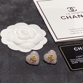 CHANEL Блестящие новые серьги-гвоздики в форме сердца, полностью