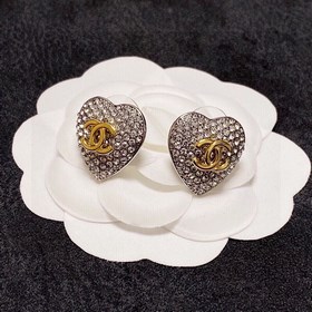 CHANEL Блестящие новые серьги-гвоздики в форме сердца, полностью