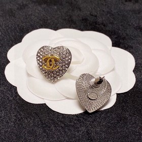 CHANEL Блестящие новые серьги-гвоздики в форме сердца, полностью