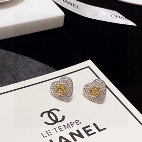CHANEL Блестящие новые серьги-гвоздики в форме сердца, полностью 