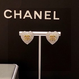 CHANEL Блестящие новые серьги-гвоздики в форме сердца, полностью 