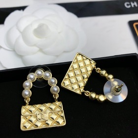 Новейшие индивидуальные серьги-пуссеты CHANEL, синхронная продажа