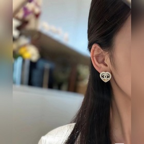 Код E2319 0247820 Популярные серьги Chanel. Новинка. CHAN 23 Серь