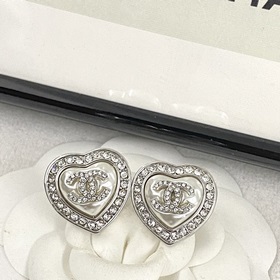 Код E2316 0257820 Популярные серьги Chanel. Новинка. CHAN 23 Серь