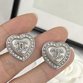 Код E2316 0257820 Популярные серьги Chanel. Новинка. CHAN 23 Серь