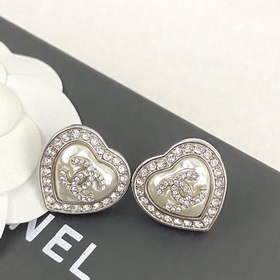 Код E2316 0257820 Популярные серьги Chanel. Новинка. CHAN 23 Серь