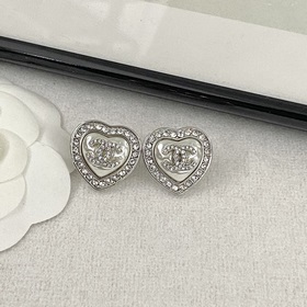 Код E2316 0257820 Популярные серьги Chanel. Новинка. CHAN 23 Серь