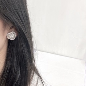 Код E2316 0257820 Популярные серьги Chanel. Новинка. CHAN 23 Серь