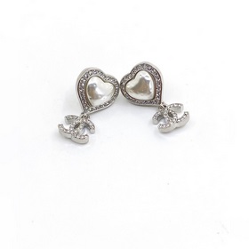 Chanel Новейшие серьги-гвоздики с белым сердцем из белого золота