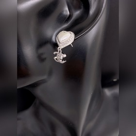 Chanel Новейшие серьги-гвоздики с белым сердцем из белого золота