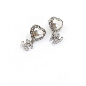Chanel Новейшие серьги-гвоздики с белым сердцем из белого золота