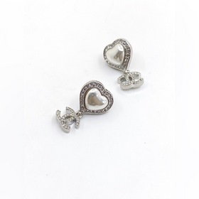 Chanel Новейшие серьги-гвоздики с белым сердцем из белого золота
