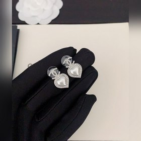 Новейшие серьги Chanel в форме белого золота в форме сердца. Изго