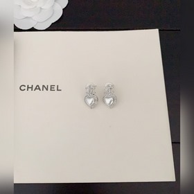 Новейшие серьги Chanel в форме белого золота в форме сердца. Изго