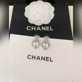 Новейшие серьги Chanel в форме белого золота в форме сердца. Изго